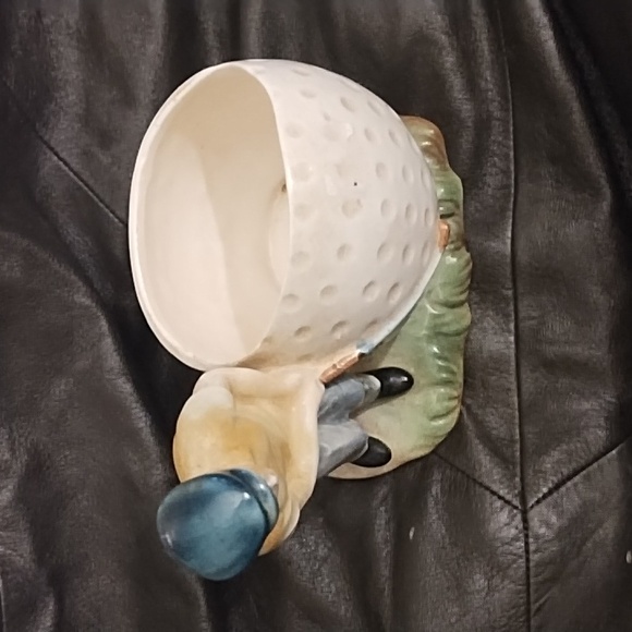 Man playing golf - Picture 3 of 4